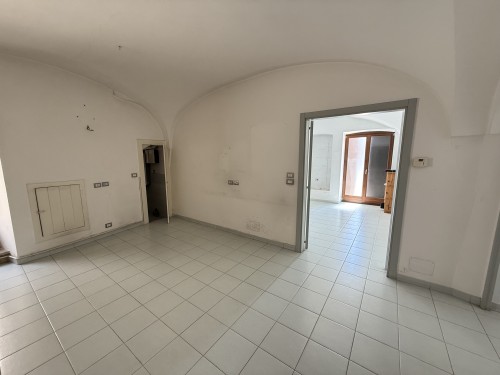 P  R  E  Z  Z  O       R  I  B  A  S  S  A  T  O  -  Centrale e Visibile Locale con 5 Ingressi